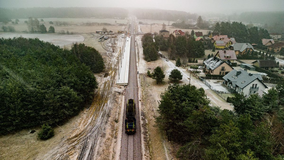 Przystanek Mierzęcice na przywracanej do życia linii kolejowej, która dowiezie pasażerów na lotnisko w Pyrzowicach 
