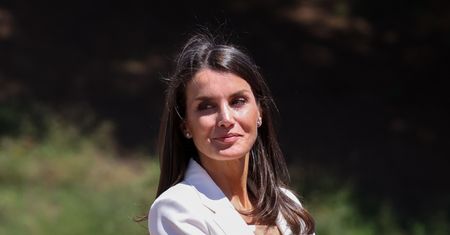 Królowa Letizia cała w bieli. Postawiła na bardzo modny wzór i nie zapomniała o obowiązkowym dodatku