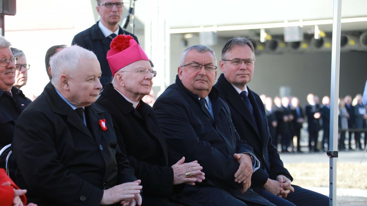 12 listopada prezes PiS Jarosław Kaczyński i minister infrastruktury Andrzej Adamczyk otworzyli uroczyście tunel drogowy w ciągu zakopianki 