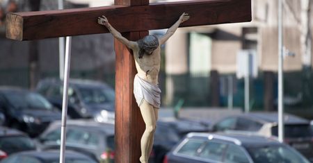 Nietypowa "opłata" za parkowanie przed kościołem". Zdjęcie obiegło sieć