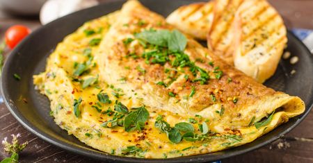 Omlet na słono. Jak przygotować pożywne i szybkie śniadanie? Pierwszy posiłek nie musi być nudny