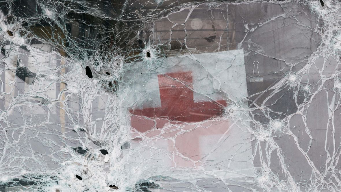 Rosjanie ostrzelali w Buczy nawet autobus ewakuacyjny oznaczony czerwonym krzyżem