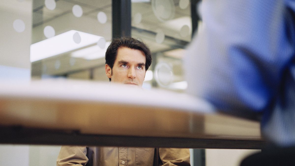 Czasami nie warto przyjmować oferty pracy. Już w czasie rozmowy rekrutacyjnej może zapalić ci się czerwona lampka