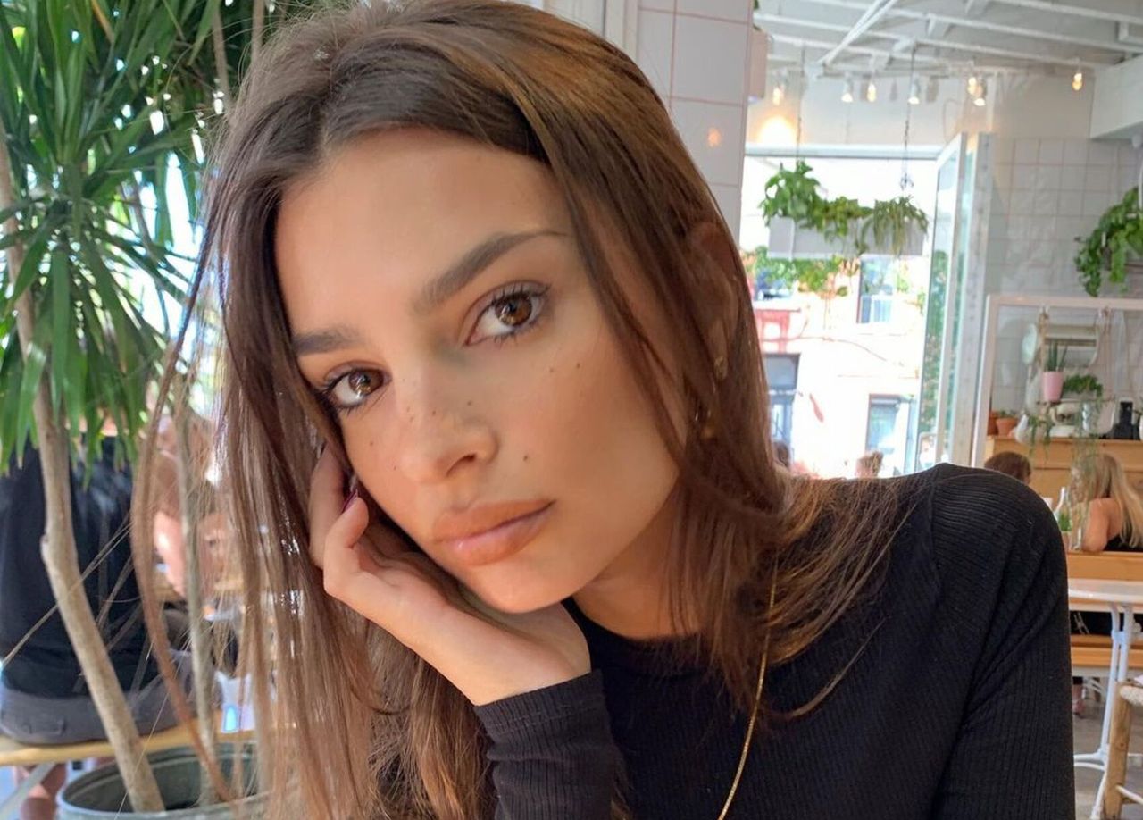 Emily Ratajkowski otulona szalikiem. Mimo to odsłoniła cały brzuch