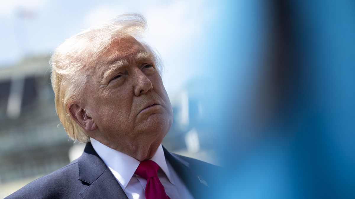 US President Trump departs the White House
epa12894726 US President Donald Trump speaks to members of the media on the South Lawn of the White House before departing on Marine One, in Washington, DC, USA, 16 April 2026. President Trump is traveling to Las Vegas, Nevada, for an event highlighting Republican tax policies after the 15 April tax deadline.  EPA/GRAEME SLOAN / POOL 
Dostawca: PAP/EPA.
GRAEME SLOAN / POOL
Washington, DC, Capitol, National, Capital, President, Presidency, White, House, Executive, Mansion, Politics, Government, Republican, Democrat, GOP, Liberal, Moderate, Progressive, Conservative, Party, Cabinet, Presidential, Federal, Administration
