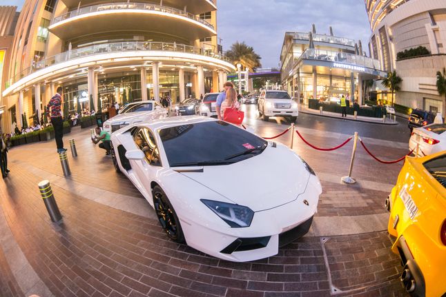 Dubaj to również raj dla miłośników motoryzacji. Tam szansa na spotkanie Lamborghini czy Ferrari jest podoba jak u nas, aby takich samochodów nie zobaczyć w mieście innym niż Warszawa. Szczególnie ciekawe kąski spotkamy w okolicach Dubai Mallu i na specjalnie wyznaczonym Valet Parking w samym centrum handlowym.