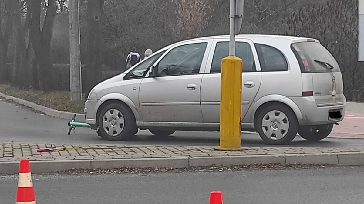 Kierujący oplem potrącił mężczyznę na hulajnodze