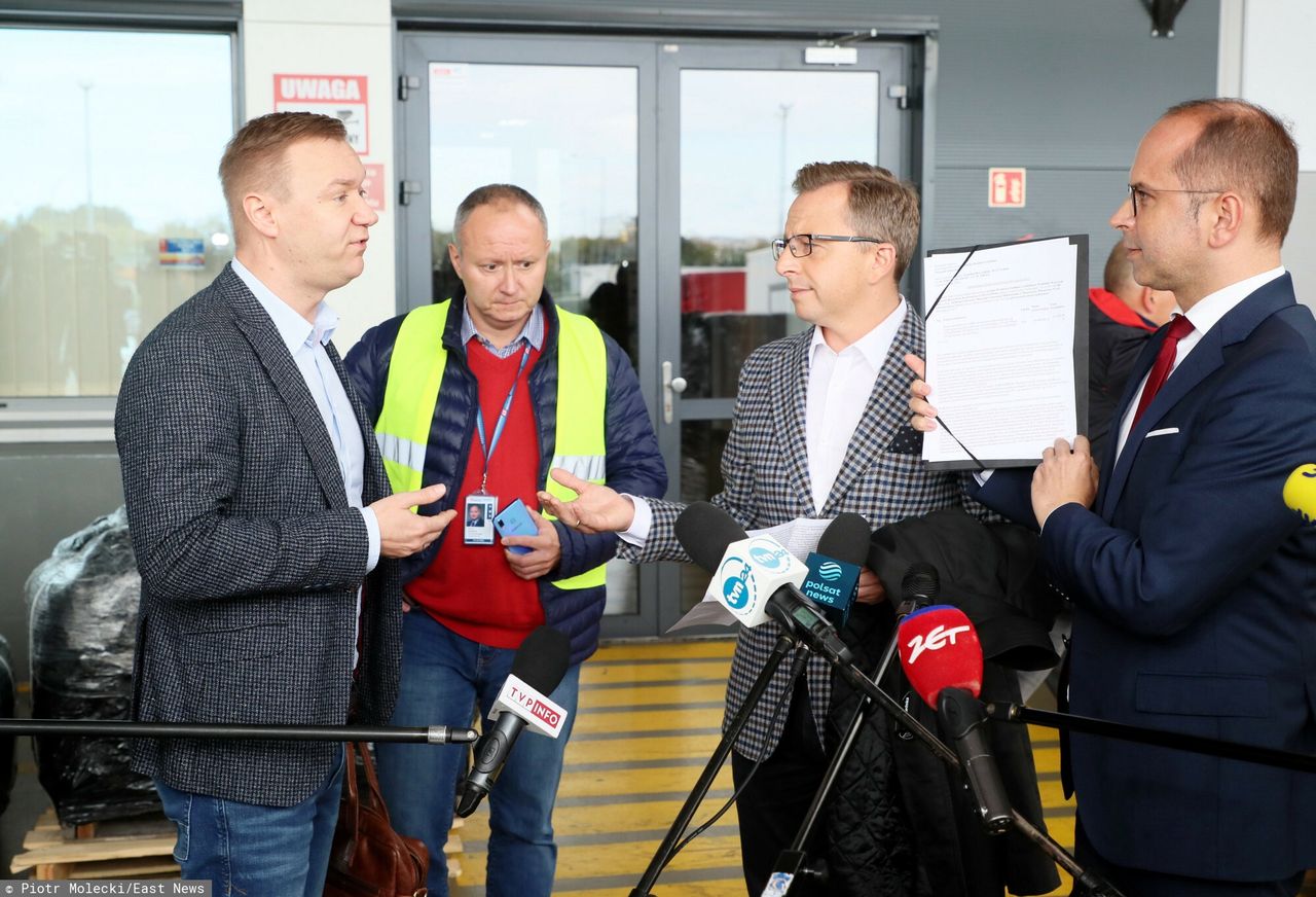 Licytacja komornicza respiratorów w Warszawie. Dyrektor budynku przerwał konferencję posłów PO