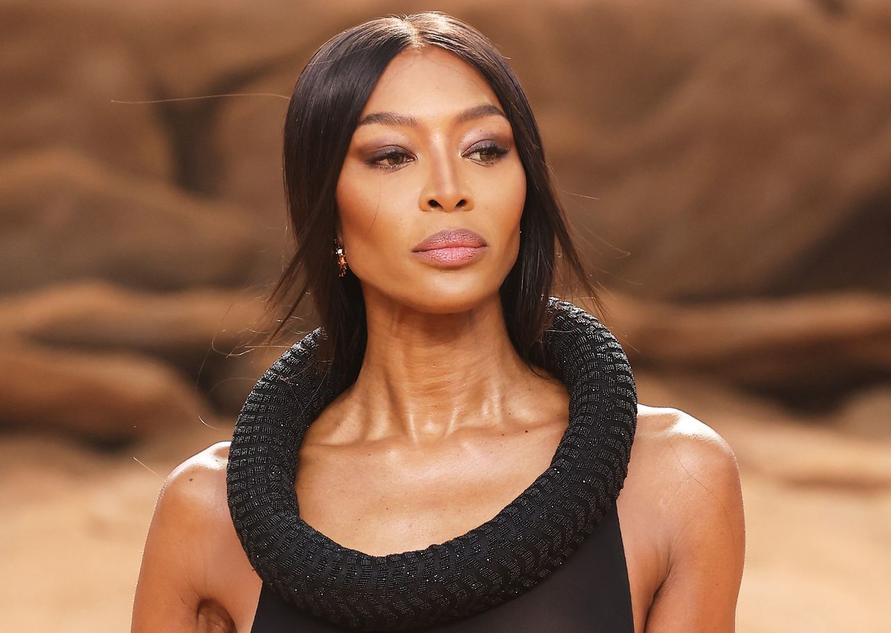 Naomi Campbell na Paris Fashion Week. 52-letnia supermodelka zamknęła pokaz w wielkim stylu