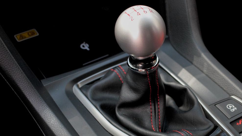 Choć każdy kierowca skończył kurs jazdy, wielu popełnia błędy w obsłudze ręcznej skrzyni biegów