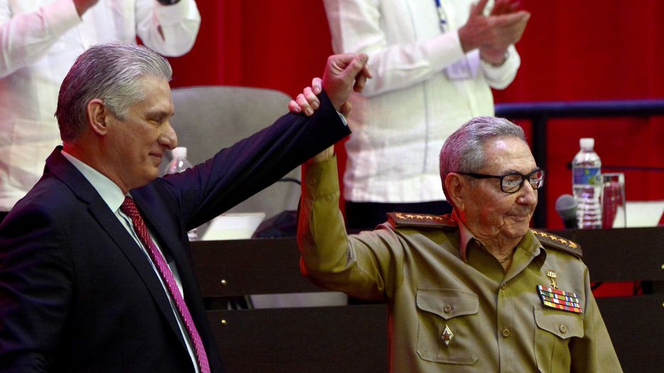 epa09145943 Cuban President Miguel Diaz-Canel Bermudez (L), together with Army General Raul Castro Ruz (R), after his election as First Secretary of the Central Committee of the Communist Party of Cuba (CC PCC), during the Closing Session of the VIII Congress of the PCC, at the Palacio de Convenciones, in Havana, Cuba 19 April 2021. Cuban President Miguel DĂ­az-Canel announced on 19 April that he will continue to consult with Raul Castro on 'strategic decisions for the future of the nation' after replacing the 89-year-old general as first secretary of the Communist Party of Cuba (PCC).  EPA/ARIEL LEY ROYERO Dostawca: PAP/EPA.