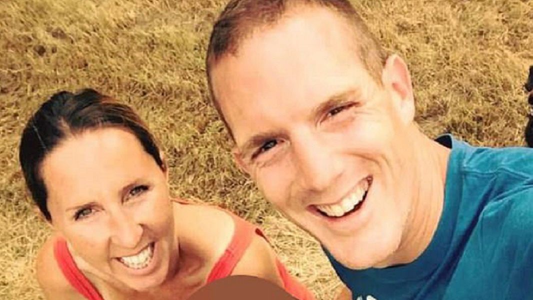 Oskarżony o morderstwo policjant na zdjęciu z żoną