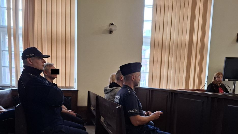 Po lewej, obok policjanta, oskarżony Bartosz B., z prawej prokurator Elżbieta Raczyńska z Prokuratury Okręgowej w Gdańsku.