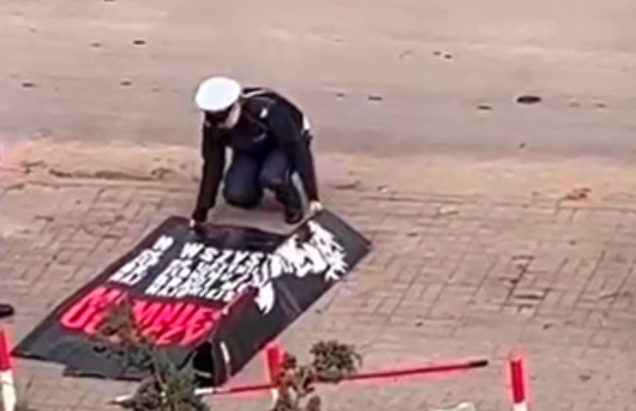 Policja zwija plakaty antyaborcyjne 