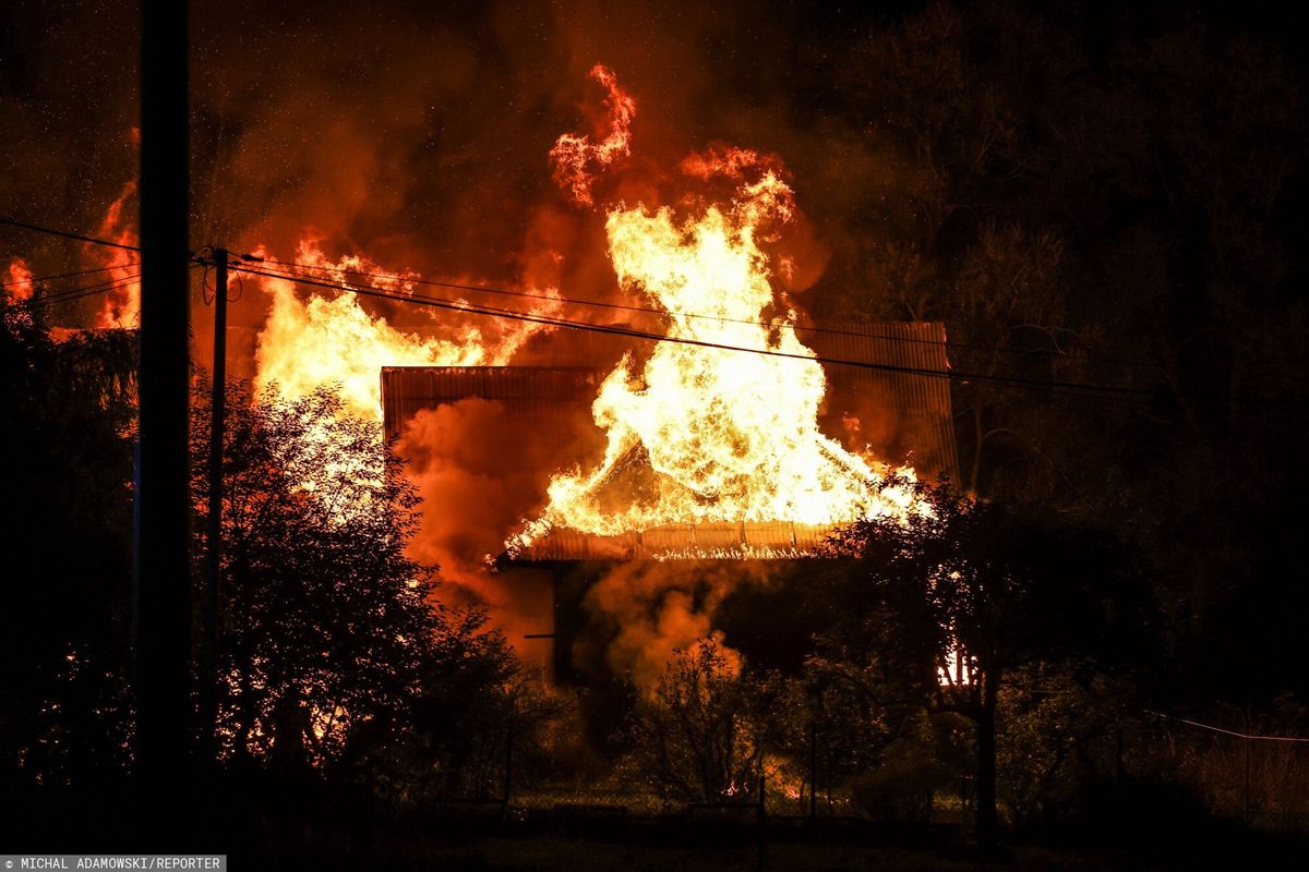 Walka z ogromnym pożarem domu w Łosinie. 10 jednostek straży pożarnej w akcji
