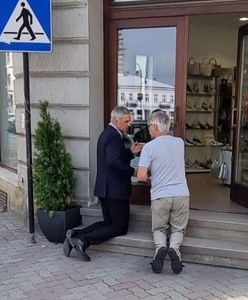 Poseł modlił się na schodach sklepu. Mówił o fałszywych prorokach