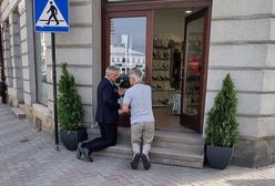 Poseł modlił się na schodach sklepu. Mówił o fałszywych prorokach