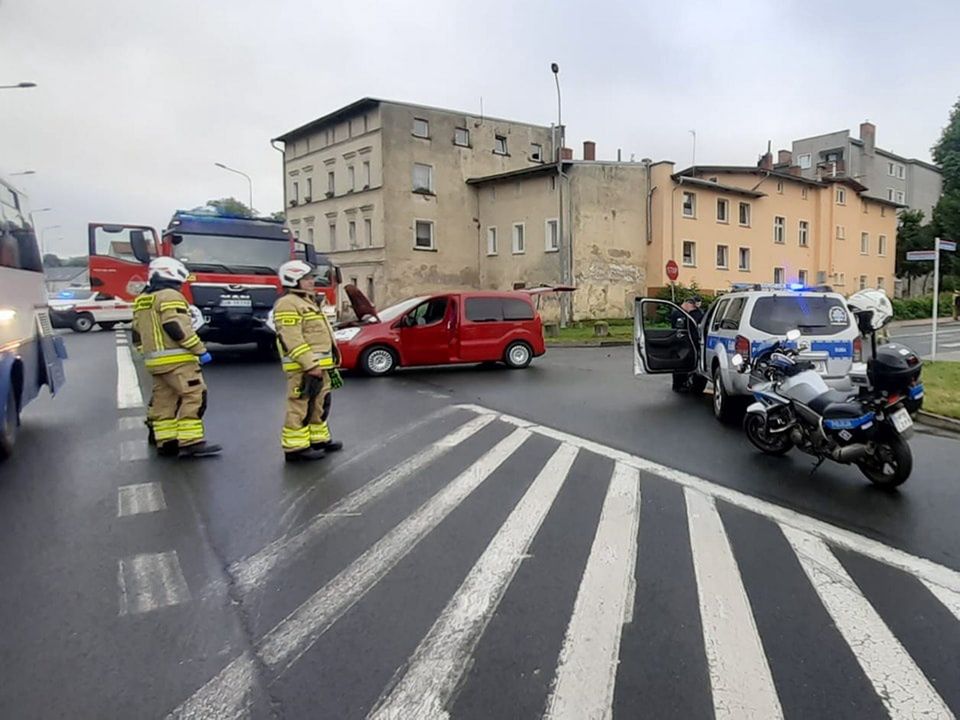 Dramatyczna sytuacja. Autobus staranował auta i wjechał w budynek