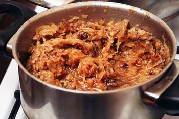 Masz bigos w zamrażarce? Po tym czasie lepiej go nie jedz