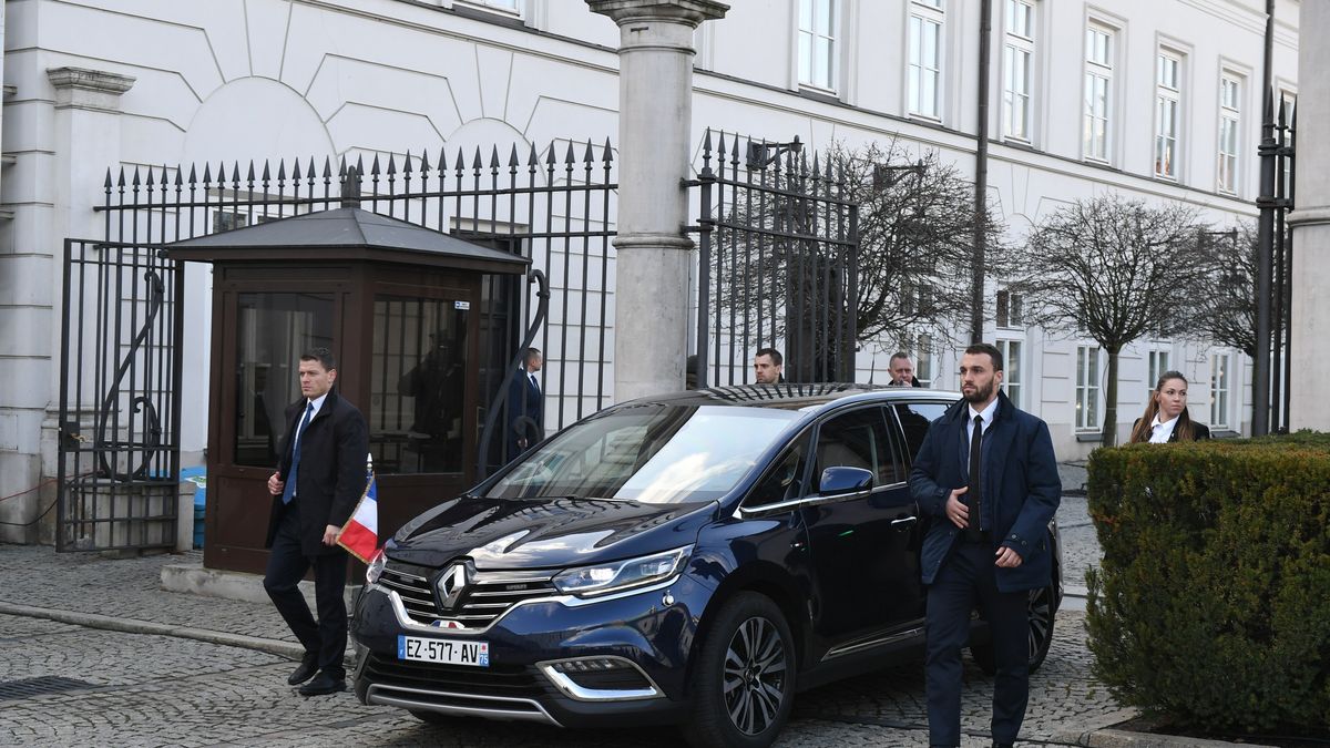 Emmanuel Macron wybrał na przemieszczanie się po mieście rodzimego renault espace'a. Nie był to jednak dobry wybór