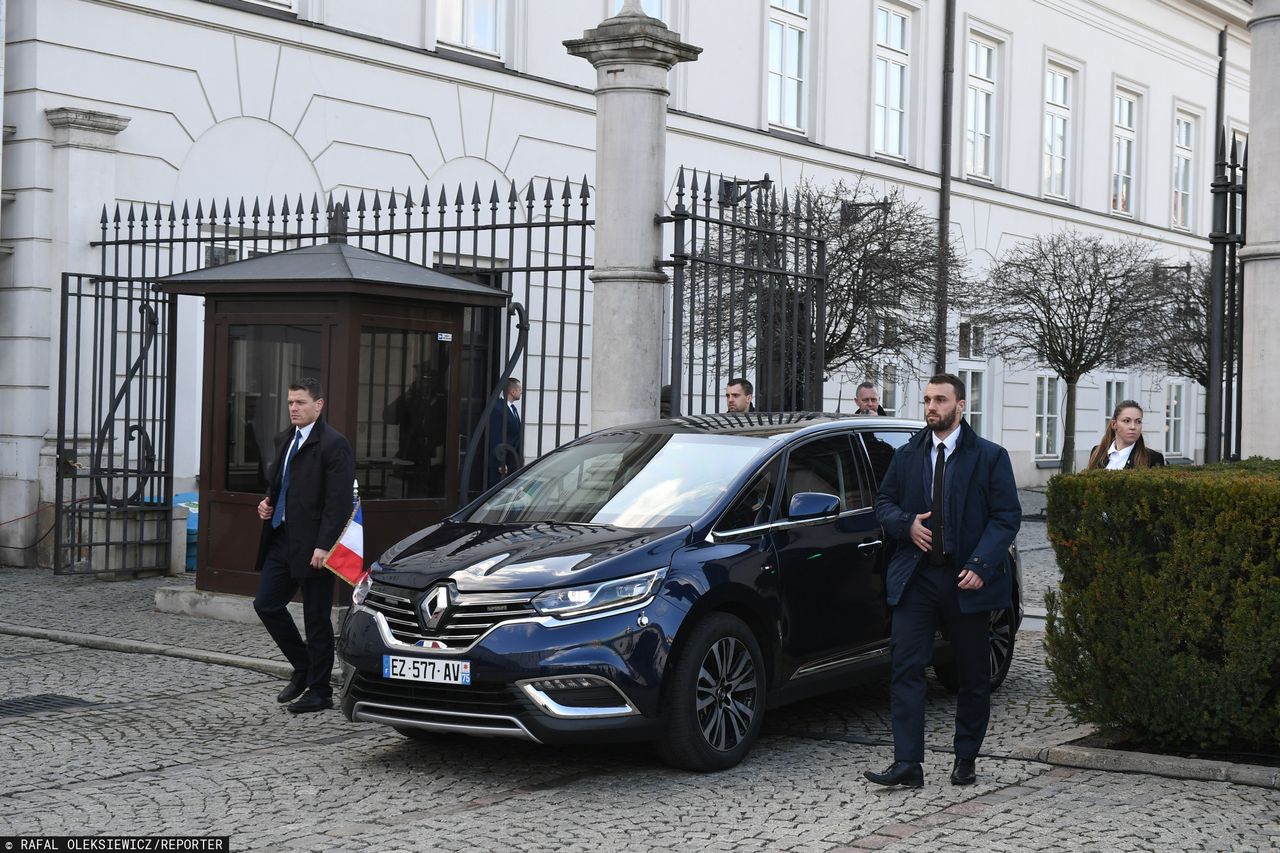 Emmanuel Macron wybrał na przemieszczanie się po mieście rodzimego renault espace'a. Nie był to jednak dobry wybór