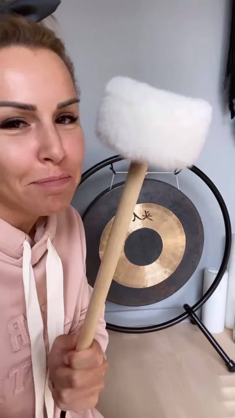 Blanka Lipińska uroczyście żegna się ze sztucznymi rzęsami i paznokciami