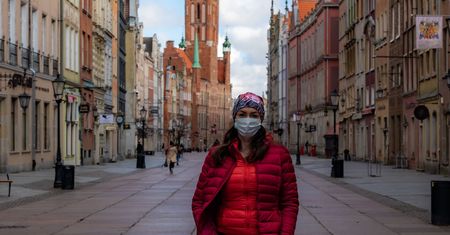 Koronawirus w Polsce. Żółta strefa w całym kraju. Co to oznacza dla turystów?