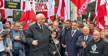 Posłowie PiS niezadowoleni z wiecu w czasie powodzi. "Ten spęd trzeba było przełożyć"