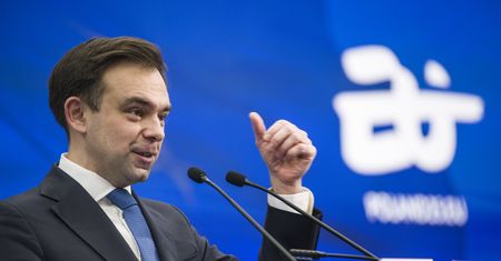 Bezalkoholowe piwo i wino będą droższe? MF pracuje nad podwyżką podatku VAT