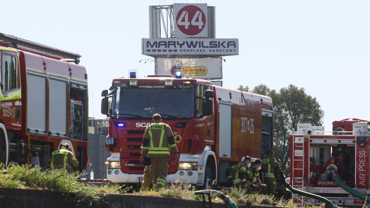 pobieranie wody z kana�u �era�skiego
Warszawa, 12.05.2024. Stra�acy czerpi� wod� z Kana�u �era�skiego w trakcie dogaszania po�aru kompleksu handlowego przy ul. Marywilskiej 44 w Warszawie, 12 bm. Ogniem obj�te by�o ponad 80 proc. hali. Dzia�ania ratownicze prowadzi�o 50 zast�p�w, w tym SGRChem. (aldg) PAP/Leszek Szyma�ski
***Do tego materia�u zdj�ciowego dost�pna jest r�wnie� depesza w systemie CSI, pt.: Warszawa/ Stra�acy dogaszaj� po�ar kompleksu handlowego Marywilska 44**
Leszek Szyma�ski
centrum handlowe, centrum handlowego, hala, hali, handlowa, handlowy, kana� �era�ski, kompleks, Marywilska 44, po�ar, stra� po�arna, wozy stra�ackie, kompleksu handlowego, po�ar po�aru