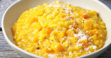 Doprawiam ziarenkami, które są dobre na stres. Risotto pachnie jak sernik baskijski