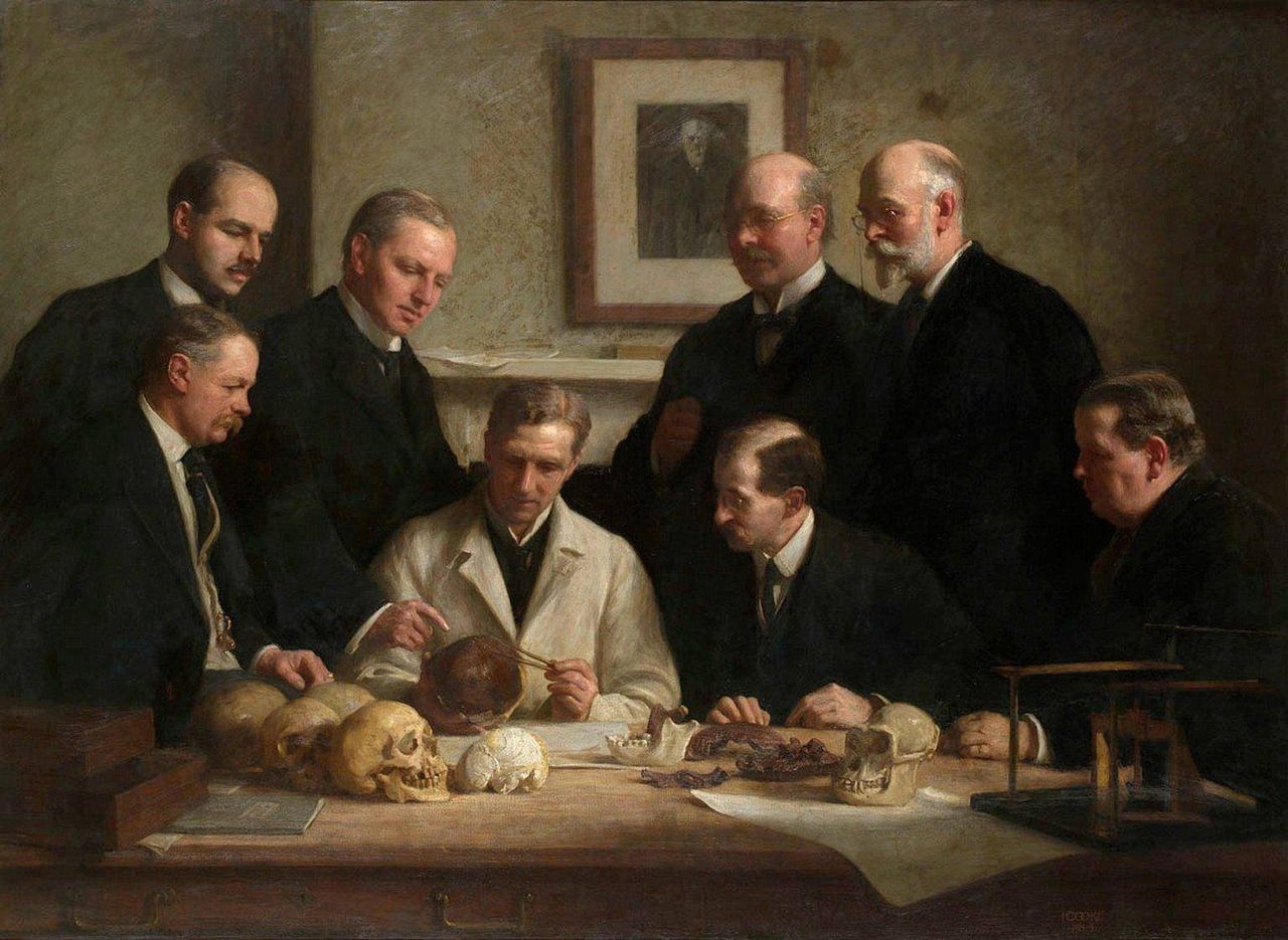 Naukowcy i odkrywcy nad czaszką „człowieka z Piltdown”. Drugi od prawej stoi Charles Dawson