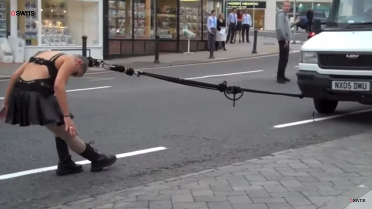 Polka ulicami Londynu ciągnęła furgonetkę (YouTube)