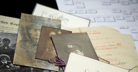 Bliscy ofiar niemieckich zbrodni odzyskali zrabowane pamiątki. Po 80 latach