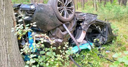 Śmiertelny wypadek pod Krosnem Odrzańskim. Kierowca BMW uciekając policji uderzył w drzewo. Nie żyje