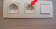 Do czego służy metalowy bolec w gniazdku? Wyjaśniamy
