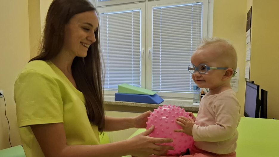 Marysia Walczuk podczas rehabilitacji w Uniwersyteckim Dziecięcym Szpitalu Klinicznym