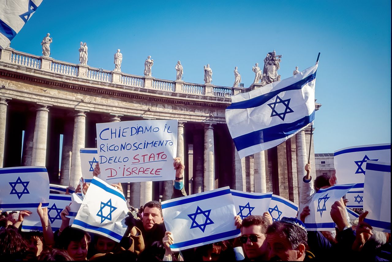 ROME, ITALY - JANUARY 27: Rome's Jewish community demonstrates in St. Peter's Square to demand Vatican recognition of the State of Israel on January 27, 1991 in Rome, Italy. (Photo by Stefano Montesi - Corbis/Corbis via Getty Images)