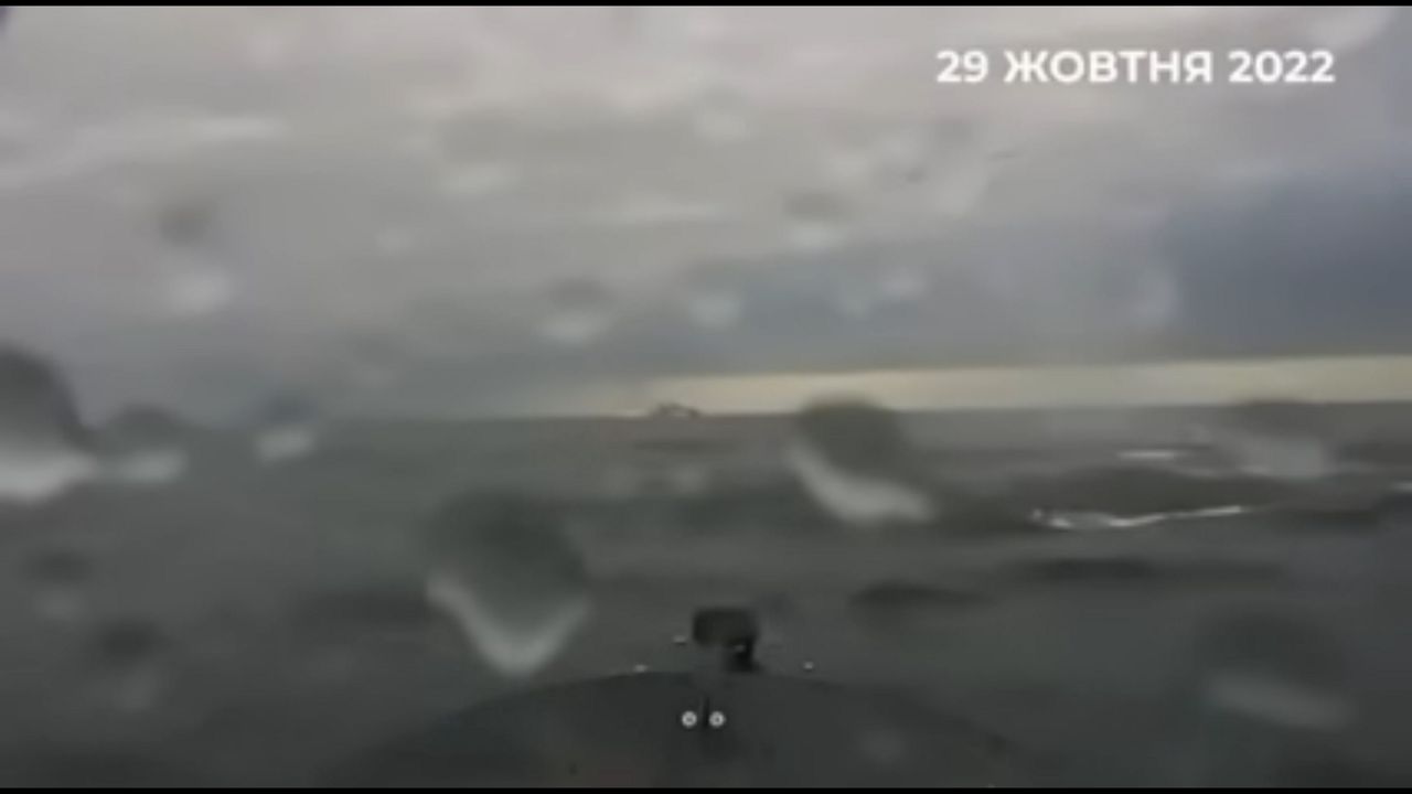 Uderzenie dronów nawodnych w Sewastopolu. Kamery pokazały, jak oberwał Admirał Makarow
