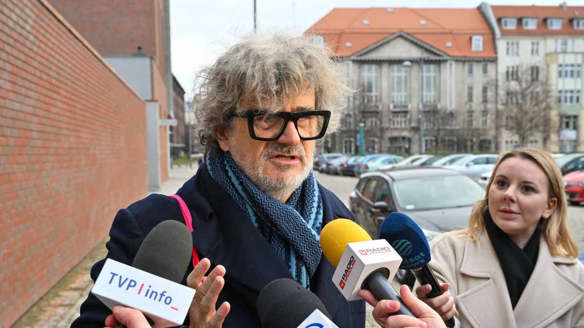 Wrocław, 27.01.2025. Były poseł, biznesmen Janusz Palikot (L) przed siedzibą aresztu śledczego we Wrocławiu, 27 bm. Janusz Palikot wpłacił 2 mln zł kaucji i opuścił areszt w którym przebywał od października ub. r. Biznesmen jest podejrzany o doprowadzenie do niekorzystnego rozporządzenia mieniem kilku tysięcy osób na kwotę blisko 70 mln zł. (jm) PAP/Maciej Kulczyński *** UWAGA!!! JEST ZGODA NA PUBLIKACJĘ WIZERUNKU I DANYCH OSOBOWYCH PODEJRZANEGO! ***