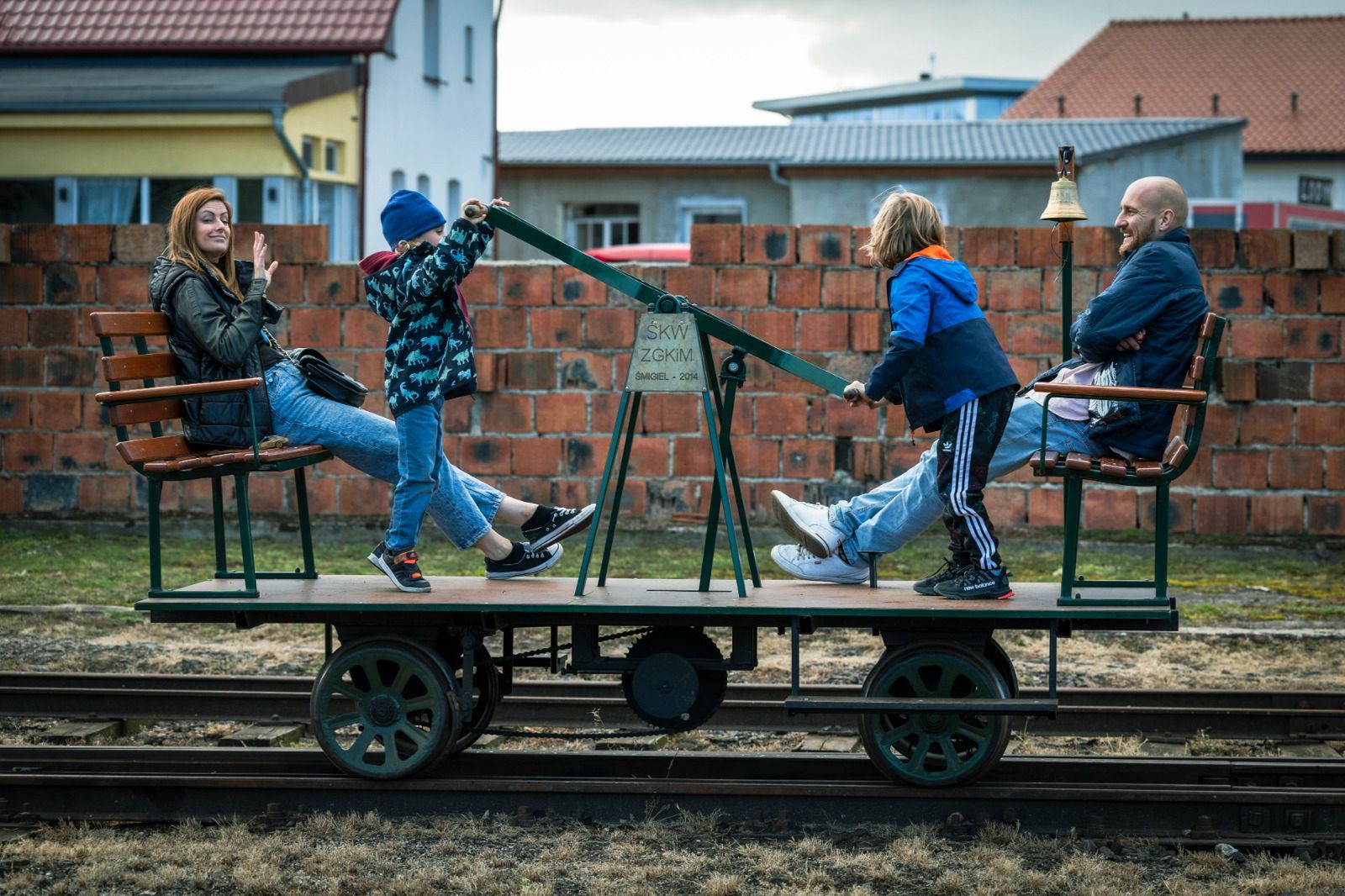 Laura Breszka z rodziną i partnerem