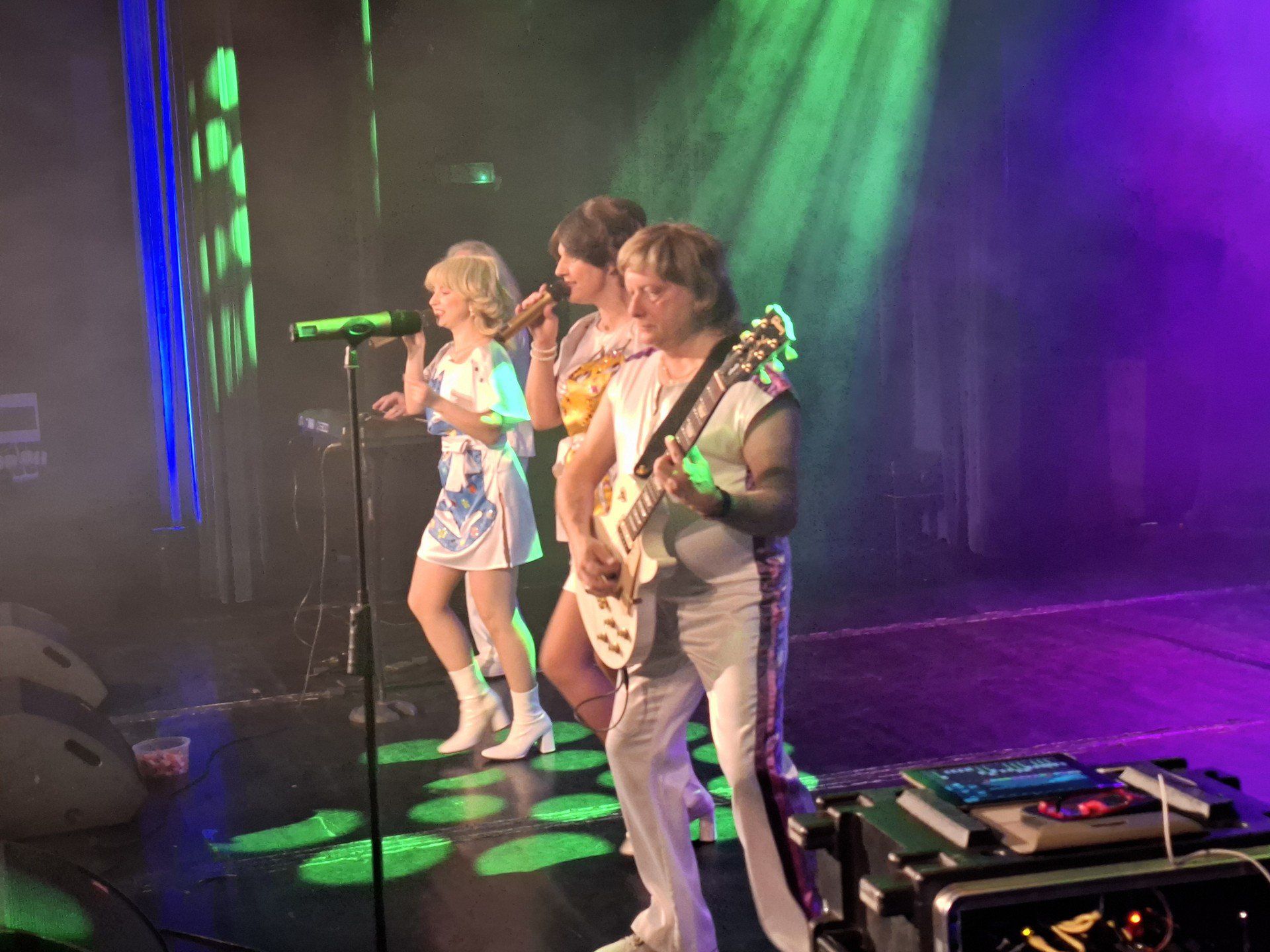 Zespół FAAN grający przeboje grupa ABBA