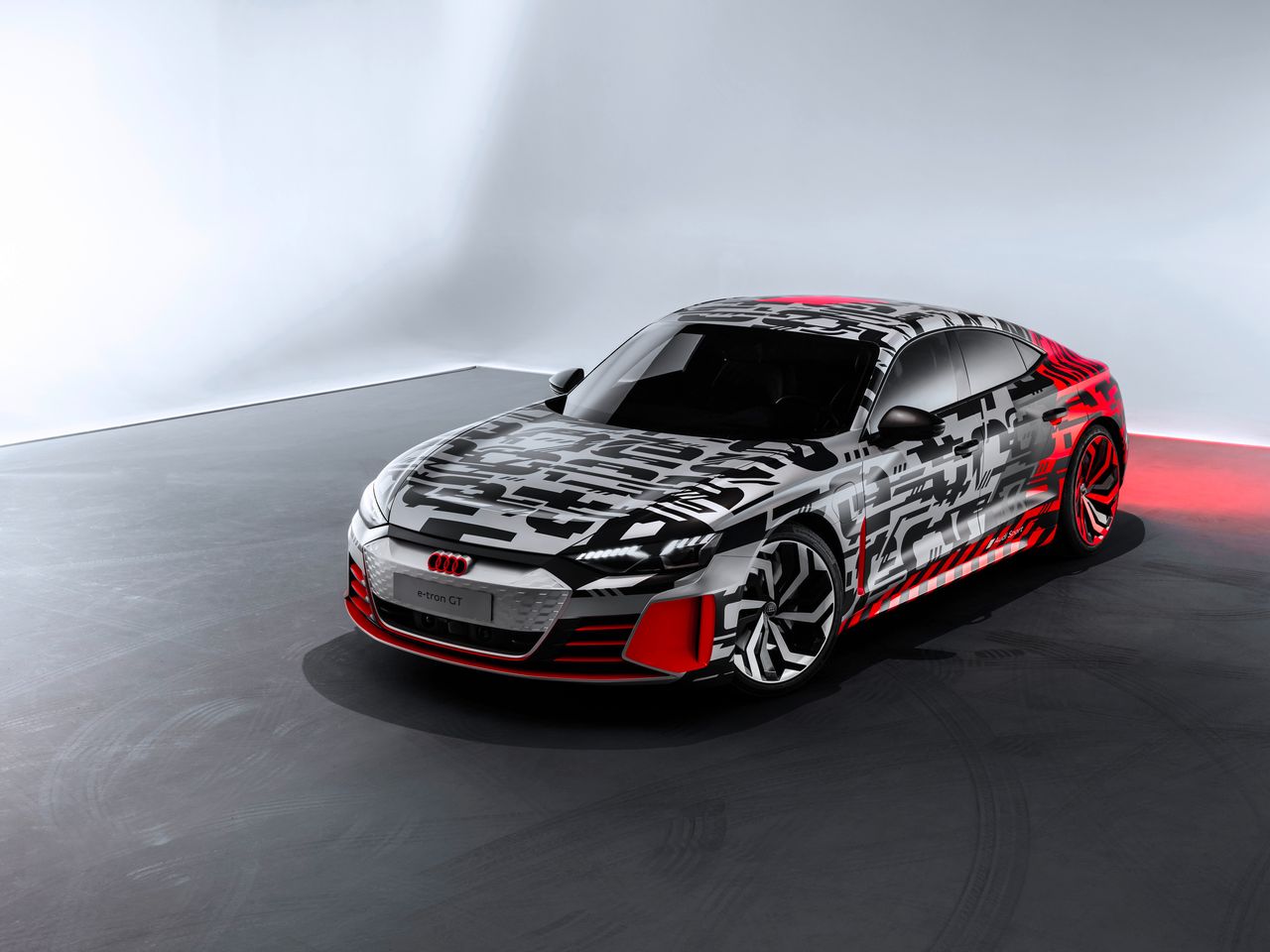 Audi pokazało pierwsze zdjęcia E-Trona GT. Oby finalnie wyglądał tak jak koncept