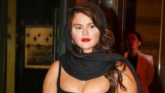 Wydekoltowana Selena Gomez z chustą na głowie podbija Paryż. Petarda? (FOTO)