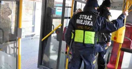 Nie mogli go wybudzić. Nastolatek wypił butelkę wódki i zasnął