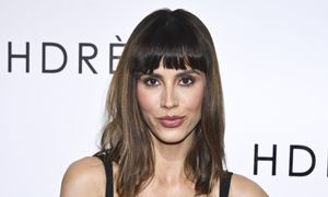 Wskoczyła w czarną suknię. Nie ma mowy o nudzie