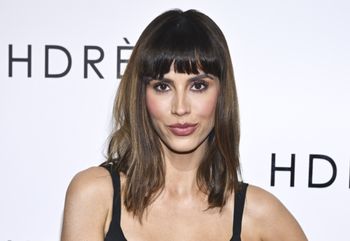 Wskoczyła w czarną suknię. Nie ma mowy o nudzie