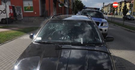 Rzucał w auta butelkami. Grozi mu do 5 lat więzienia