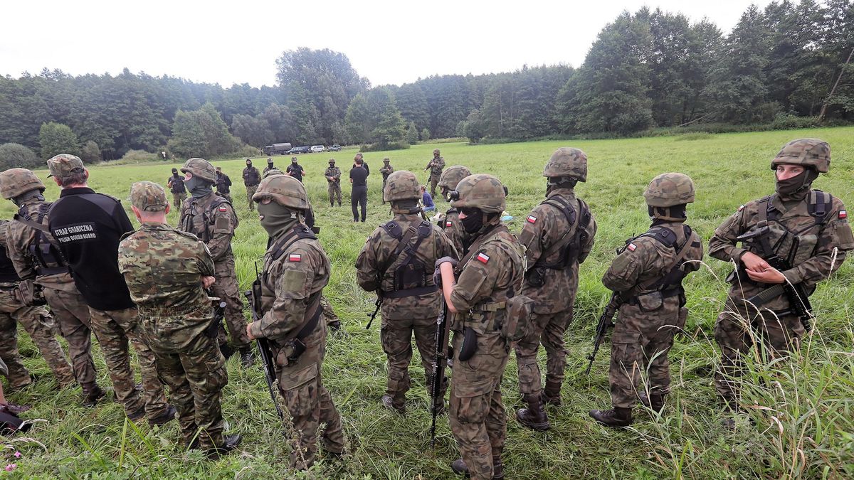 Straż graniczna i wojsko pilnuje granicy z Białorusią.