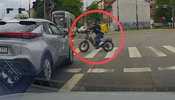 Kurier nagrany. Wjechał na czerwonym. Boli od patrzenia